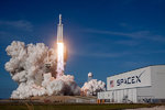 Falcon Heavy launching 400 x 600.jpg